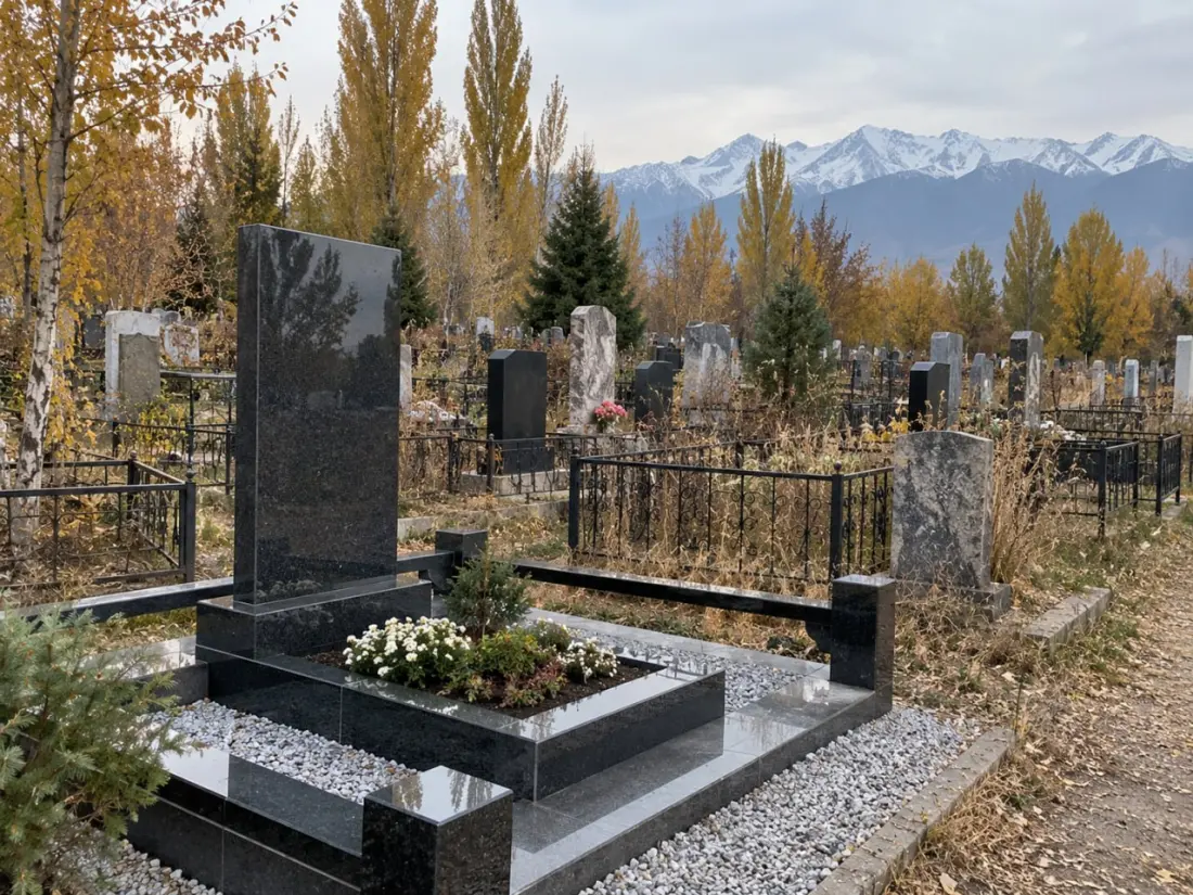 Гранитный памятник на кладбище под Алматы осенью